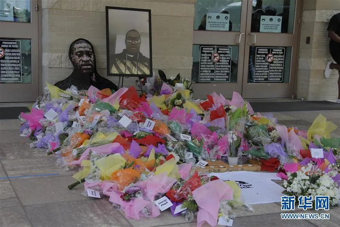 ▲6月9日，在美国得克萨斯州休斯敦，举行弗洛伊德葬礼的教堂外摆满鲜花。新华社发（劳承跃 摄）