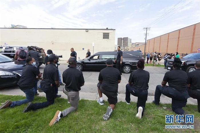 ▲6月4日，在美国明尼苏达州明尼阿波利斯市，载有乔治·弗洛伊德灵柩的灵车从单膝跪地的消防员和应急响应人员面前驶过。新华社发（本·霍夫兰 摄）