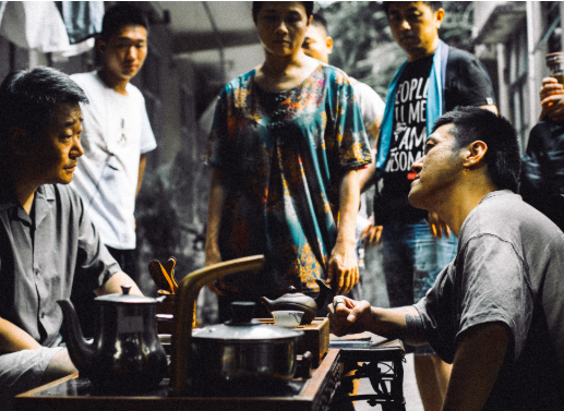 ▲辛爽（右一）和王景春说戏。