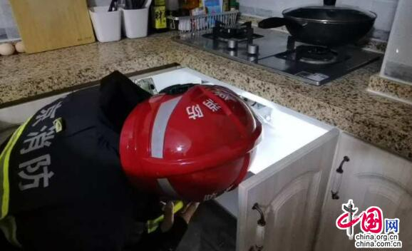 消防员检查燃气管道