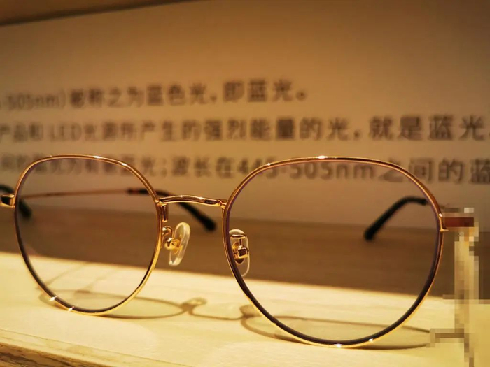 买防蓝光眼镜是交“智商税”？专家这样说