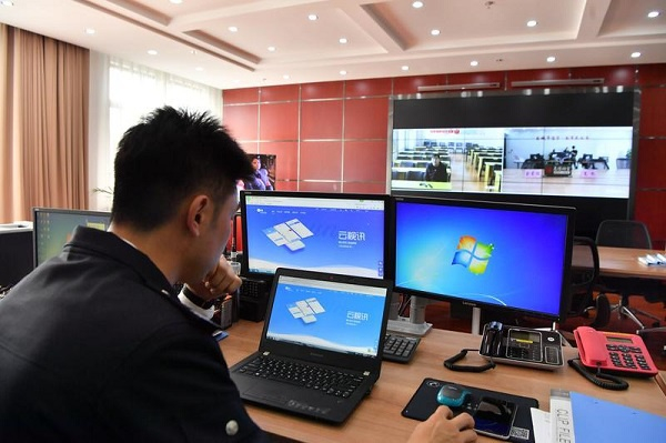 图说：工作人员正在调试高清视频会议  上海移动供图（下同）