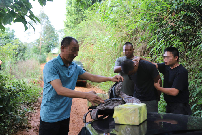 抓获的嫌疑人和查获的毒品，蓝色衣服的是吴晓凡。 本文图片均为受访者供图
