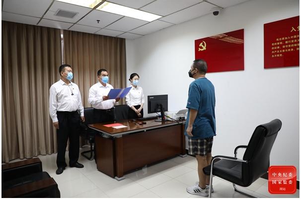 “红通人员”原铁道部运输局营运部调研员海涛回国投案，涉嫌受贿罪于2013年1月外逃