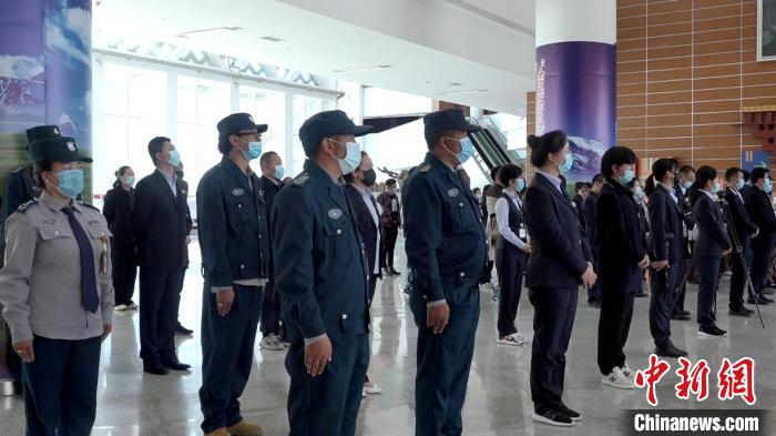 图为6月24日，西藏自然科学博物馆工作人员参加揭牌仪式。　贡桑拉姆 摄