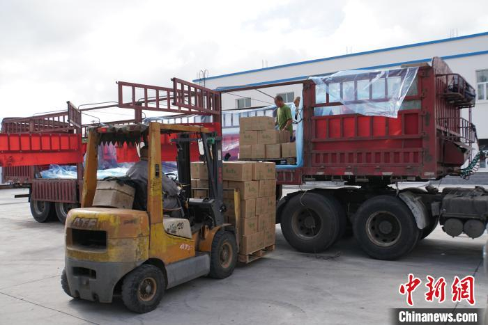 图为兴安盟优质绿色农畜产品正在装车。　高敏娜 摄