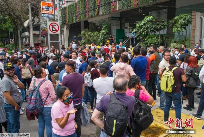当地时间6月23日，在墨西哥瓦哈卡州，民众在室外避险。