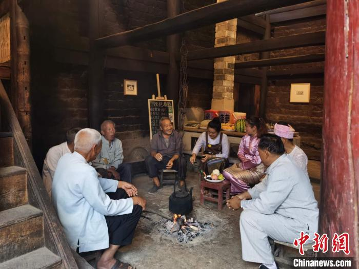 图为杨正学(右一)带领自管组议事 洪沂 摄