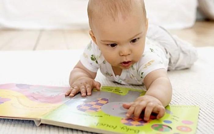 不是咬就是撕，3岁前该如何培养孩子阅读习惯？