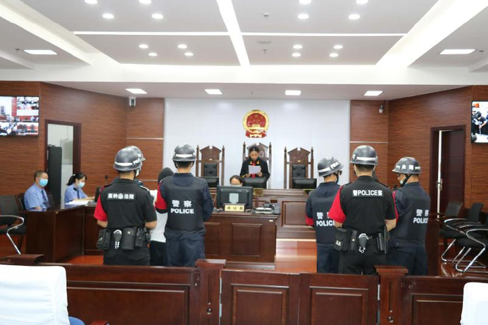  6月23日，西双版纳中院向被告人大爬、岩温龙宣读最高人民法院核准死刑裁定，当天二人被执行死刑。 董静 图