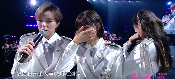 无关人气高低，其实成员们感情都很好，演唱告别曲《5452830》哭成一片