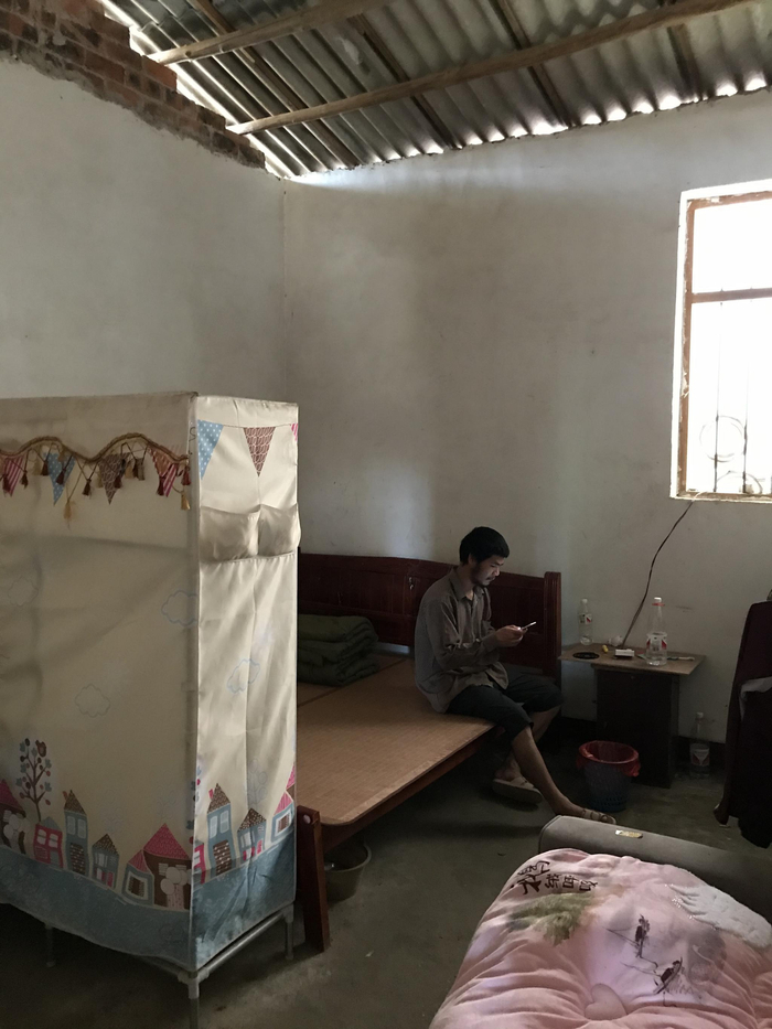 回家后，周立齐和大哥挤在一间屋内。 澎湃新闻记者 沈文迪 图