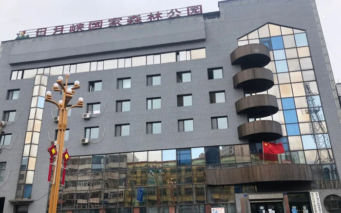 ▲6月23日，黑龙江日月峡大森林旅游集团有限公司位于铁力市的办公地点，当地人称为“气功楼”。新京报记者 向凯 摄