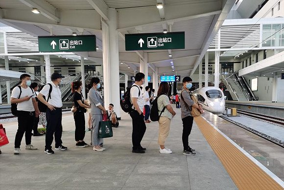 阜阳西站站台上，旅客在有序排队候车。    图片来源：朱蕾蕾  