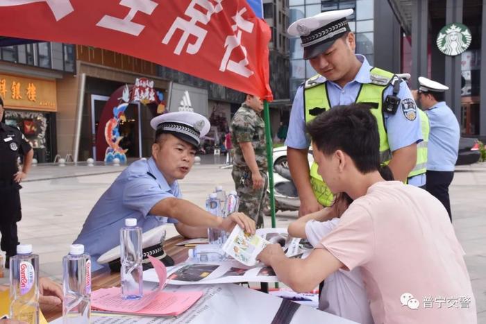 普宁外卖小哥频频闯红灯，交警出动铁骑做交通安全宣传