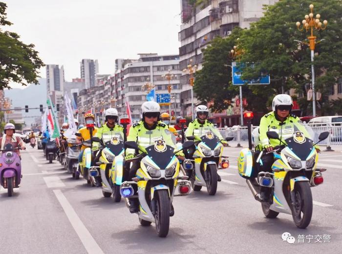 普宁外卖小哥频频闯红灯，交警出动铁骑做交通安全宣传