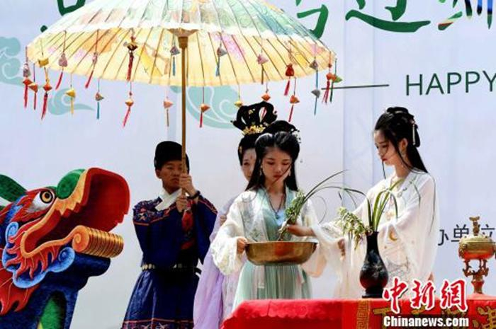 资料图：福建汉服天下协会志愿者按照古时候端午习俗，为现场观众“沐兰汤”。　刘可耕 摄