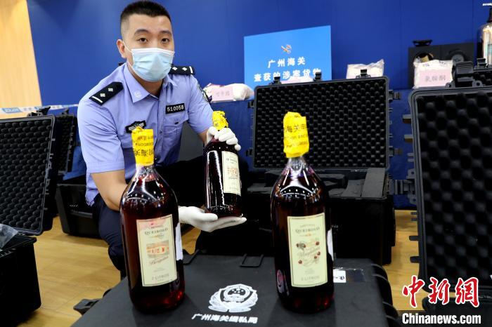 广州海关缉私警察展示此前所查获的藏匿于“红酒”中的液态可卡因 池兆恩 摄