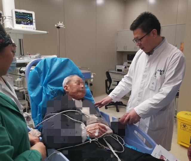 百岁老人吃粽子误吞枣核辗转多家医院，上海医生2分钟取出
