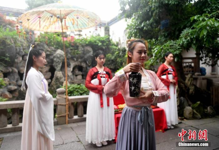 资料图：此前，端午民俗展示活动在福建民俗博物馆举行，身穿汉服的少女演示了取午时水、沐兰汤、点雄黄、挂香囊等端午传统习俗，吸引了许多游客围观。图为取午时水仪式。中新社记者 吕明 摄