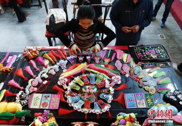 资料图：为迎接端午节的到来，青海省平安驿举办海东市首届河湟香包比赛，共有来自互助、循化、平安、乐都等6个地区的1500余件样式精美、造型独特的手工香包作品亮相。中新社记者 马铭言 摄
