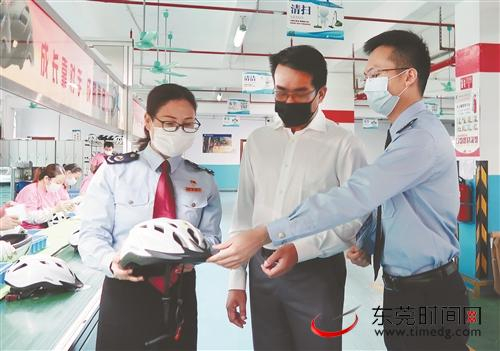 ■市税务局工作人员深入企业调研，着力为企业减负 郑志波/图