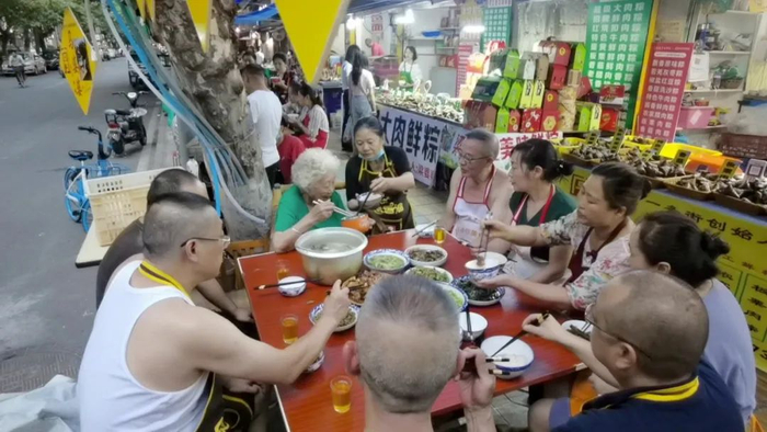 △“马婆婆”一家围坐吃饭