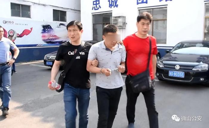 女子在小区附近散步，突然被两名男子绑进后备厢，直奔高速公路