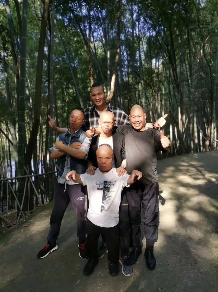 ▲蛋哥和几位特型演员聚会。受访者供图