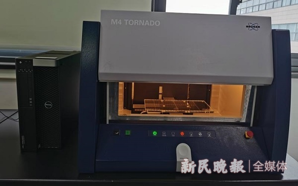  图说：实验室里的仪器各有用处  来源/新民晚报记者 郜阳 摄