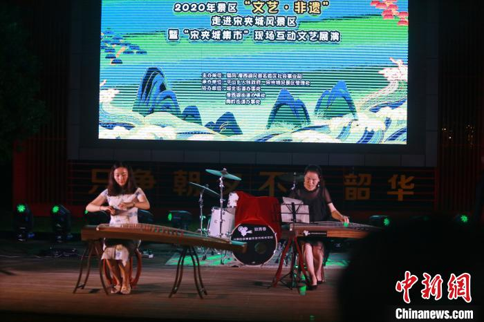 古筝演奏。　崔佳明 摄
