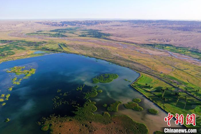 图为处于戈壁下的湿地美景。　郑耀德 摄