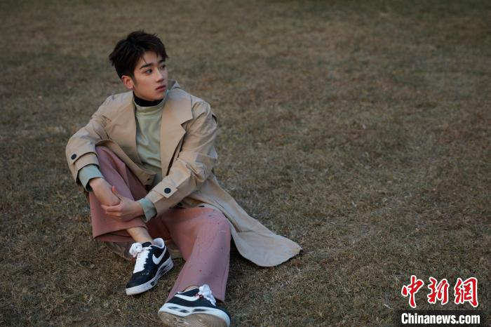 青年演员李明峻的“入职之初” 十月 摄