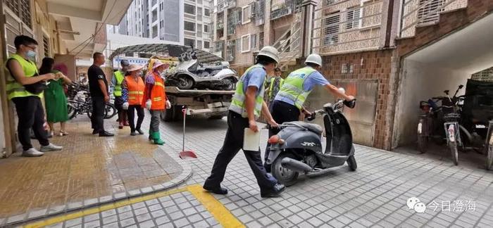 【交通秩序整治百日行动】区交警部门联合广益街道集中整治开放式小区报废“僵尸车”