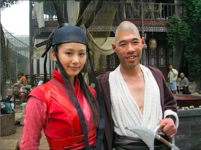 ▲蛋哥和刘诗诗在拍摄现场的合影。受访者供图