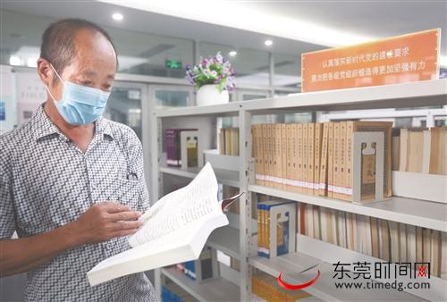 ■吴桂春在东莞图书馆看书 本报记者 郑志波 摄