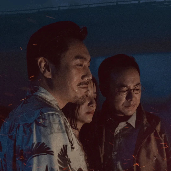 ▲在去年上映的电影《风中有朵雨做的云》中，与秦昊、宋佳合作。