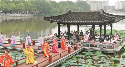  端午节，众多汉服爱好者齐聚南通濠河风景区，进行汉服走秀，尽展汉服之美，弘扬传统文化。 许丛军摄 视觉江苏网供图