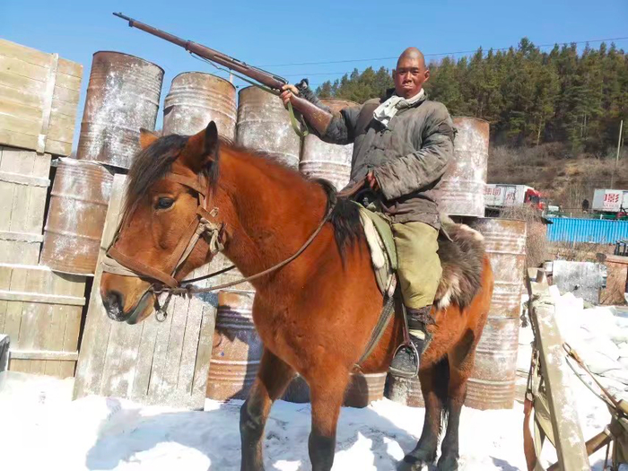 ▲蛋哥在《智取威虎山》的拍摄现场，他饰演被鹰啄了眼的土匪甲。受访者供图