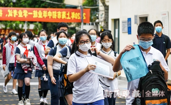 图说：学生佩戴口罩进入考场 新民晚报记者 孙中钦 摄