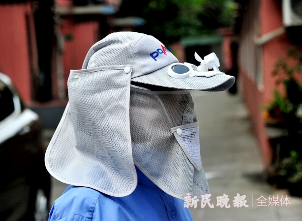 图说：帽檐上装有降温的小风扇  杨建正 摄