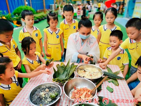 【网络中国节】包粽子、“划”龙舟、挂艾草……金城江五圩萌娃“粽”享端午乐趣