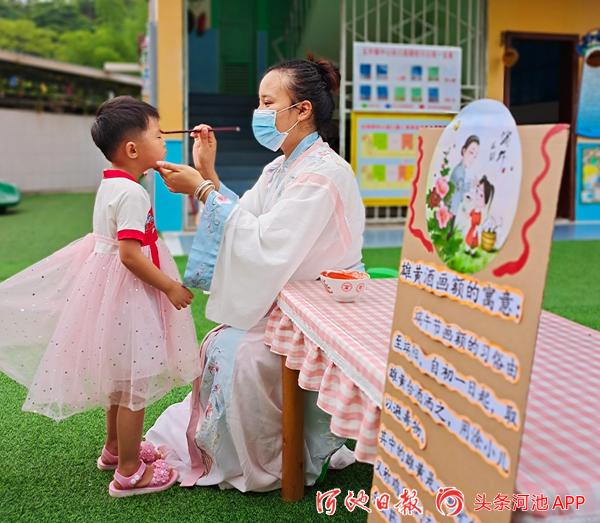 【网络中国节】包粽子、“划”龙舟、挂艾草……金城江五圩萌娃“粽”享端午乐趣