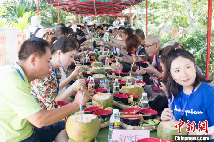 游客体验当地村宴。　凌楠 摄