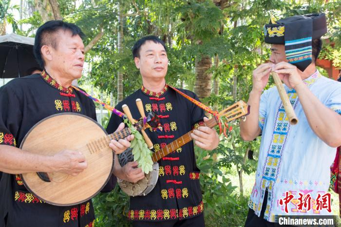 黎族特色乐器演奏。　凌楠 摄