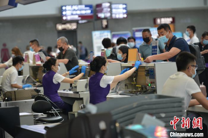 成都双流国际机场迎端午小长假返程客流高峰