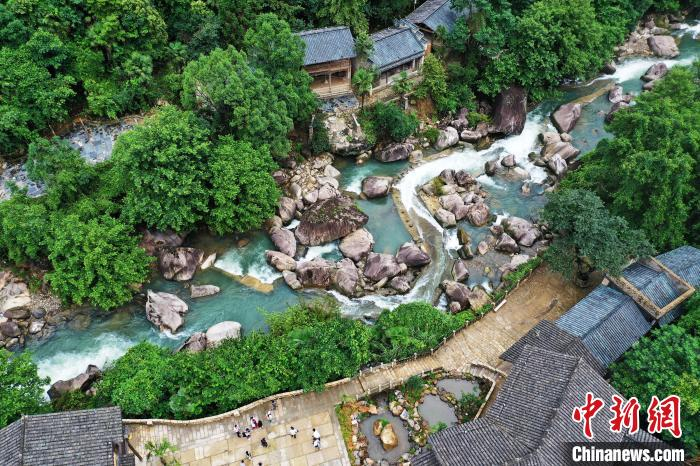 端午小长假期间，位于江西省上饶市广信区望仙乡的望仙谷景区吸引不少游客慕名前来游玩。　刘占昆 摄