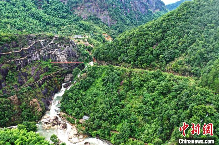 景区以大峡谷、巨峰、巨岩、涧瀑、高山清流为特色资源，以祈福信仰、民俗文化、佛教文化为文化资源，端午小长假吸引不少游客慕名前来游玩。　刘占昆 摄