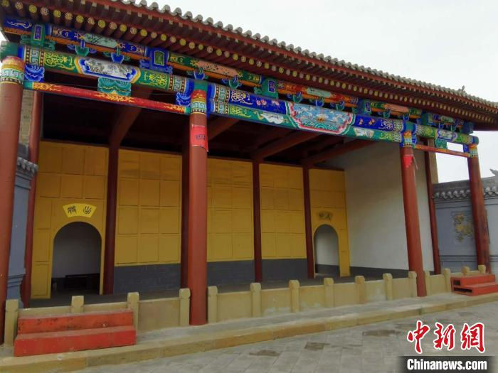 图为柳清河村修复的古戏台。　乌娅娜 摄
