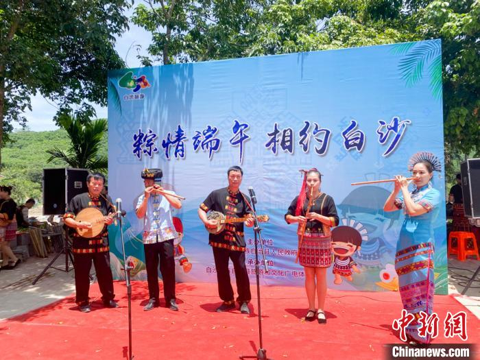 黎族特色乐器演奏。　凌楠 摄